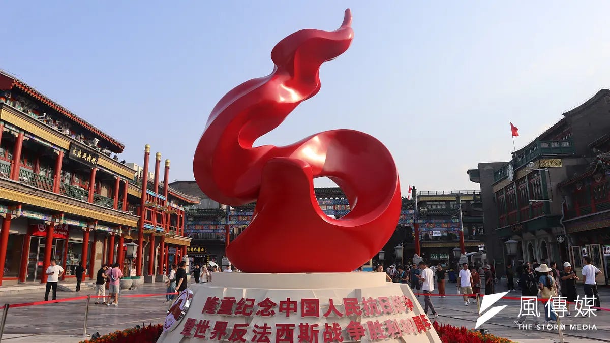 2025年9月5日,中国北京前门大街,矗立一座纪念抗日战争80周年、反法西斯战争胜利的雕塑。(马安妮 摄) 2025年9月5日,中国北京前门大街,矗立一座纪念抗日战争80周年、反法西斯战争胜利的雕塑。(马安妮 摄)