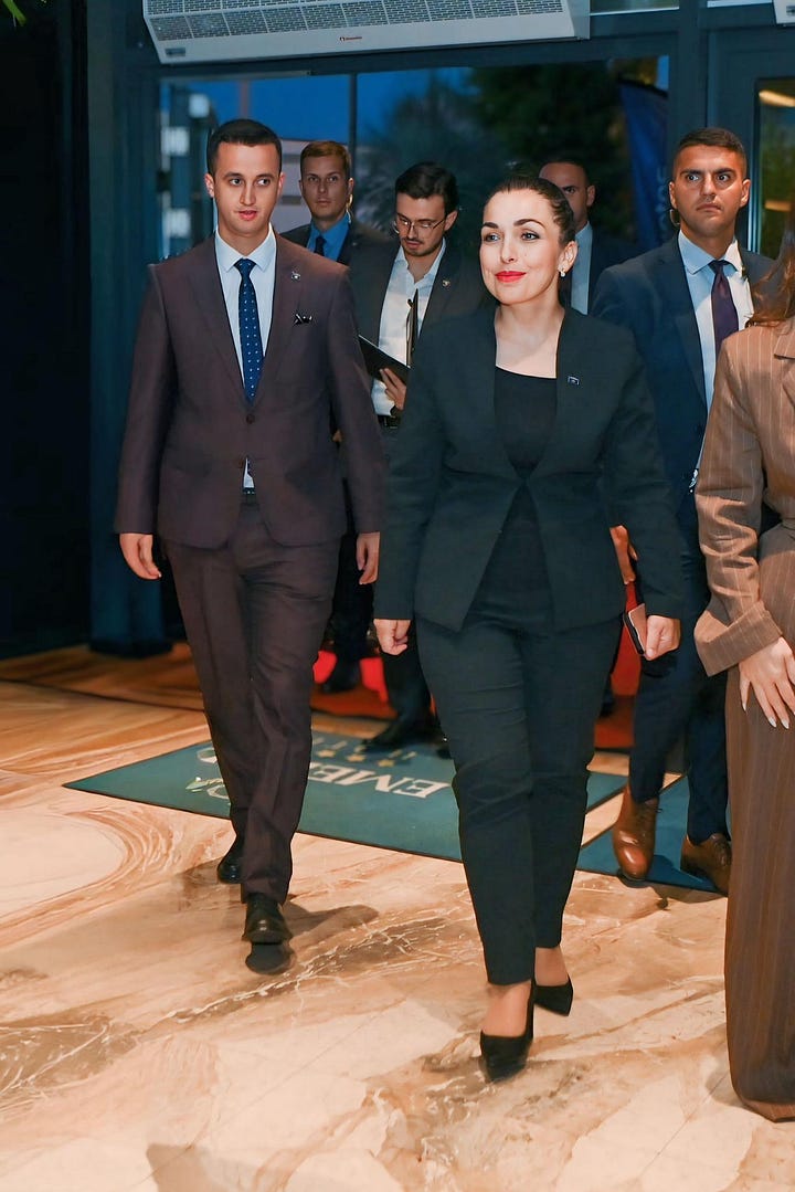 Ridvan Haliti, profili i tij në facebook, dhe fotografitë e tij me Presidenten e Republikës së Kosovës znj Vjosa Osmani.