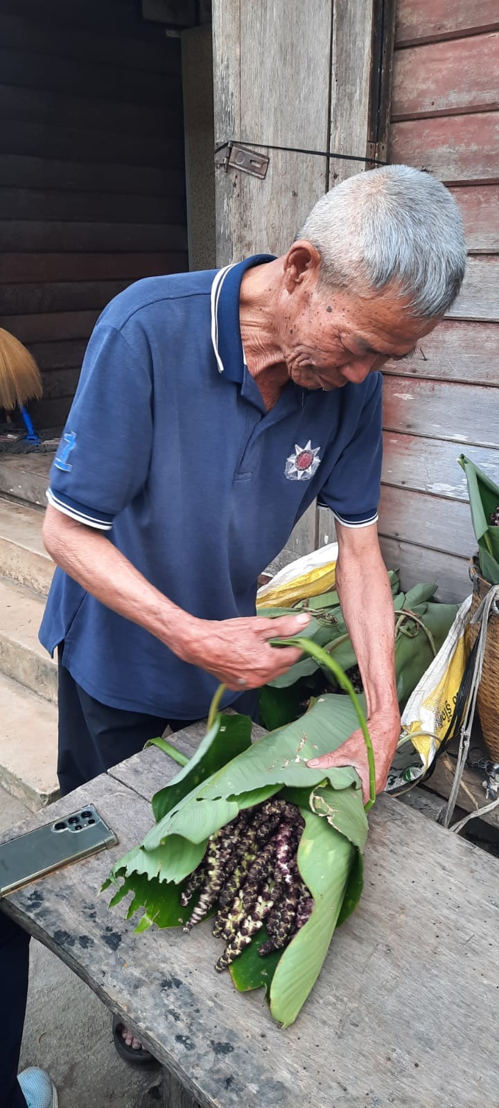 Thais can’t exist without their mobile phones. Even the elderly get addicted.