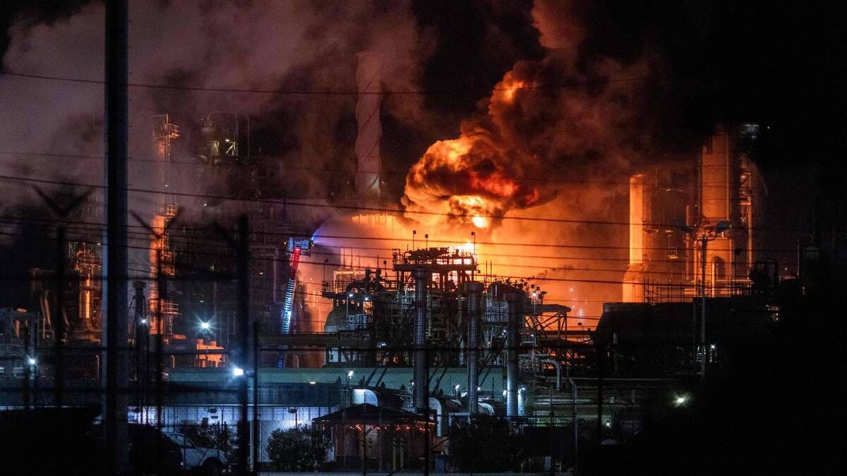 Massive fire erupts at oil refinery near Los Angeles | The Canberra Times | Canberra, ACT Massive fire erupts at oil refinery near Los Angeles | The Canberra Times | Canberra, ACT