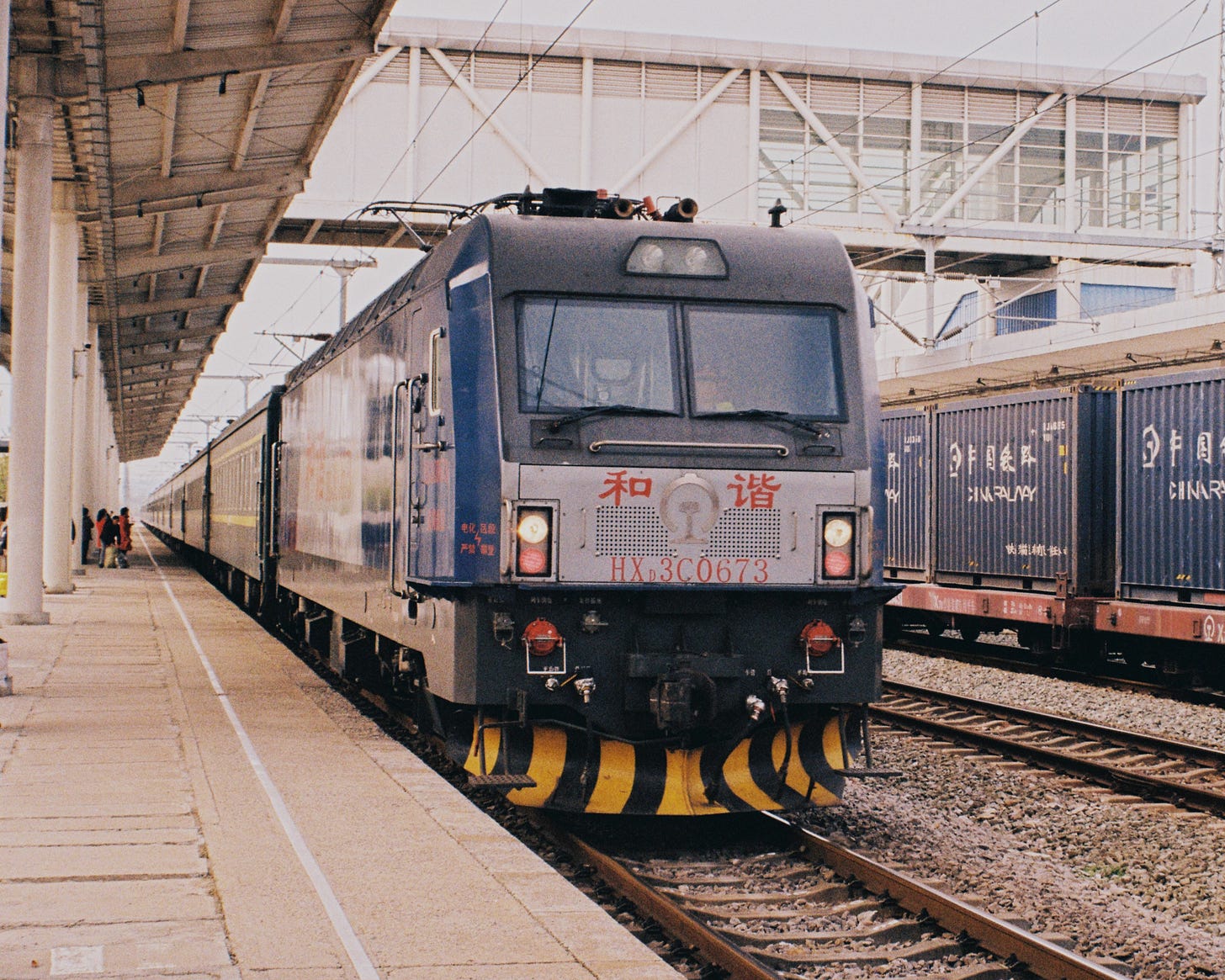 请帮我用中文和英文介绍和谐号HX3C电力机车 （30字） HXD3C电力机车是中国铁路干线的主力货运及客运电力机车，以高功率、交流传动和卓越的牵引性能著称。 The HXD3C electric locomotive is a mainstay of China Railways, known for its high power, AC drive, and exceptional performance in both freight and passenger service.