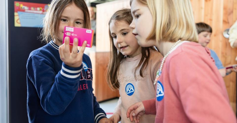 Un distributeur automatique de billets à Technopolis apprend aux enfants à gérer leur argent de manière ludique - Trends DataNews Un distributeur automatique de billets à Technopolis apprend aux enfants à gérer leur argent de manière ludique - Trends DataNews