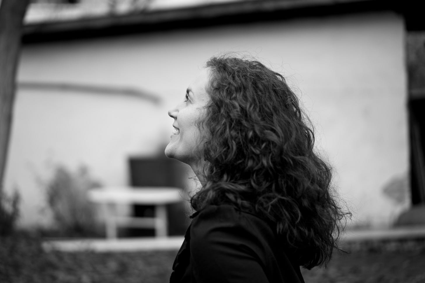 schwarzweiß-Foto von Miriam. Man sieht sie von der Seite, sie schaut in den Himmel und grinst. schwarzweiß-Foto von Miriam. Man sieht sie von der Seite, sie schaut in den Himmel und grinst.
