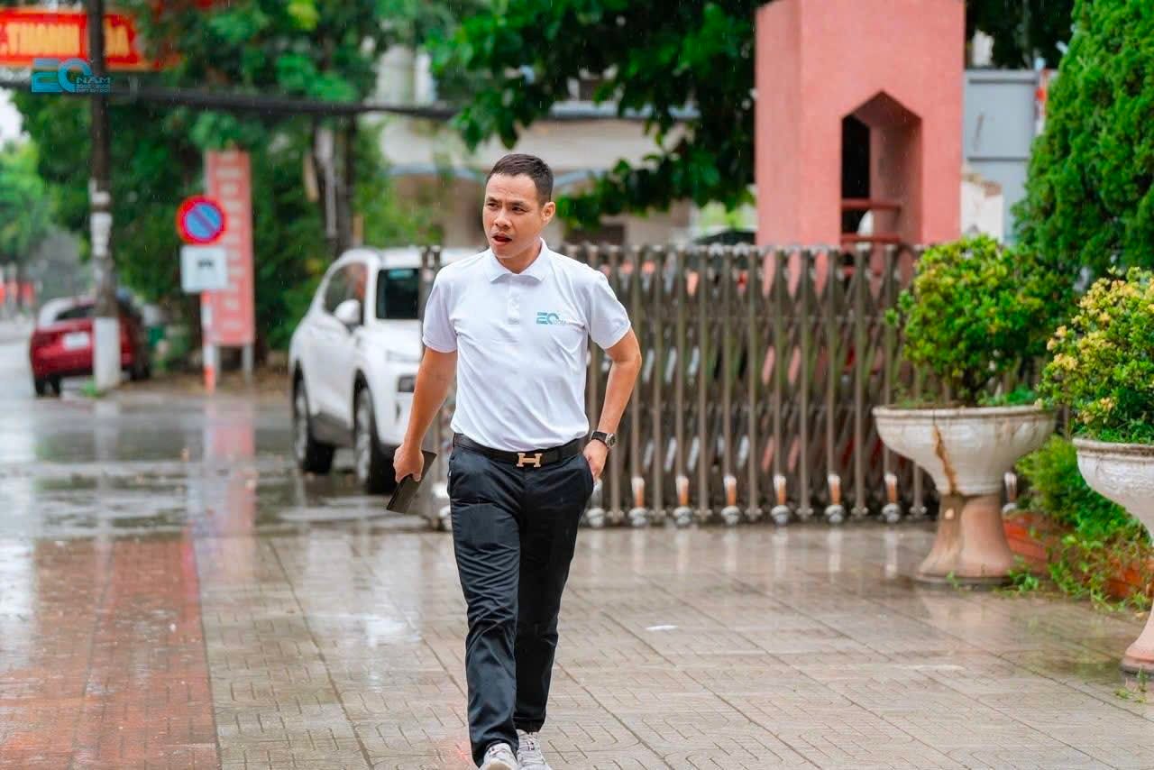 Có thể là hình ảnh về một hoặc nhiều người và đường phố Có thể là hình ảnh về một hoặc nhiều người và đường phố