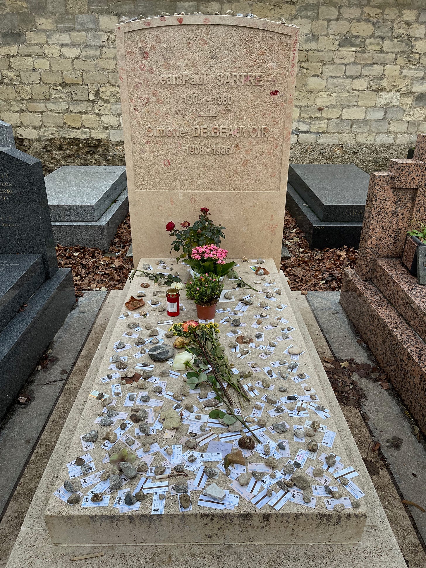 File:Grave of Jean-Paul Sartre and Simone de Beauvoir.jpg - Wikimedia  Commons