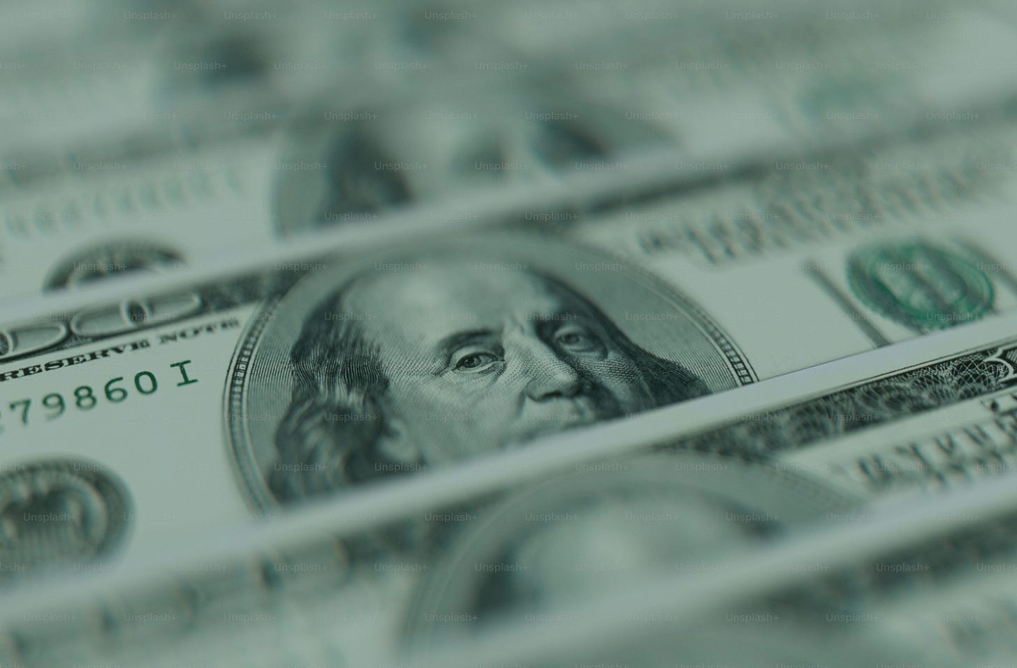 Gros plan d’un billet de cent dollars