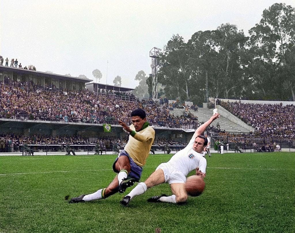 Garrincha and Ray Wilson - 1962 Chile World Cup : r/classicsoccer