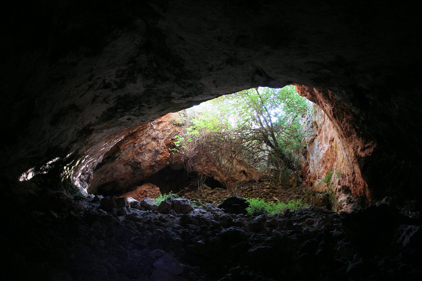 Ancient human remains buried in Spanish caves were subsequently manipulated and utilized Ancient human remains buried in Spanish caves were subsequently manipulated and utilized