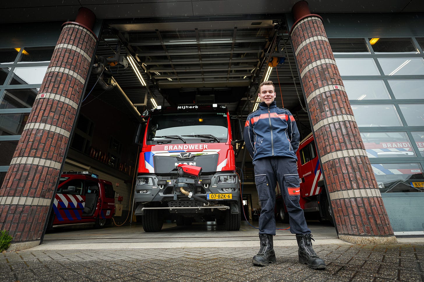 Tijs van Steeg bij zijn favoriete wagen - Foto: Joshua Noteboom