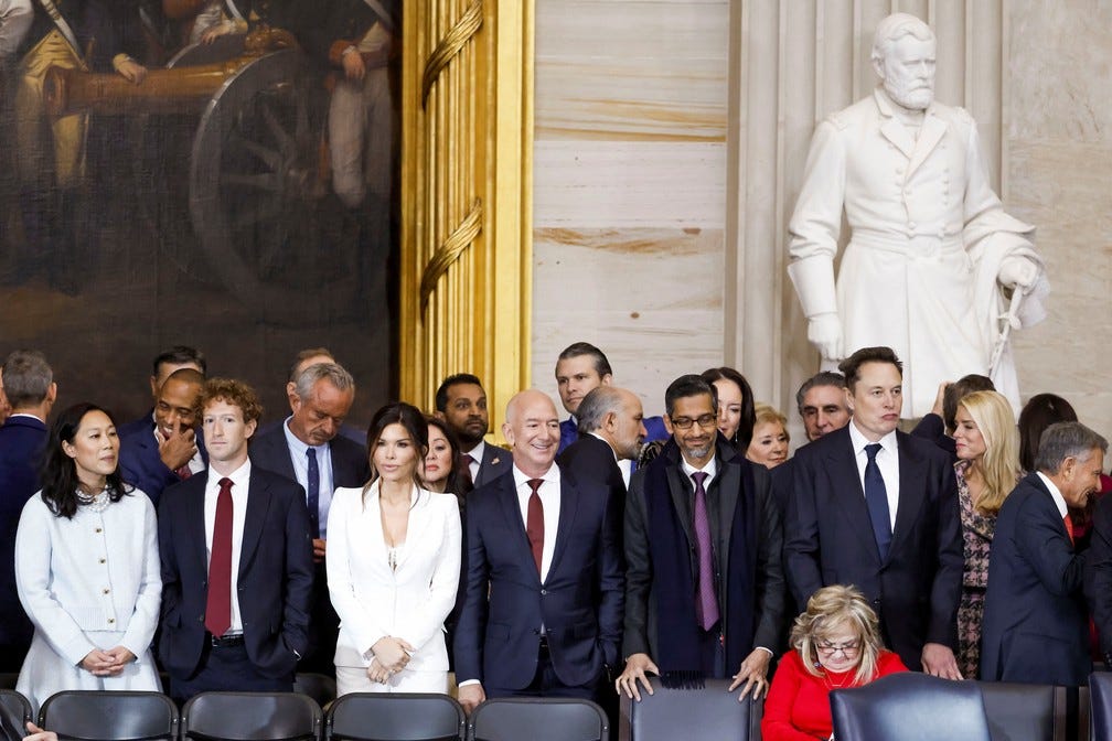 A foto que exibe o 'bromance' dos barões das big techs com Trump | G1