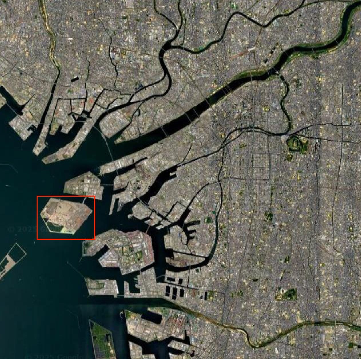 Satellite image of Osaka. A large river, Yodogawa, flows from northeast to the west into the Seto Inland Sea. Yumeshima is near the mouth of Yodogawa and is highlighted in red. Another visible features is the Osaka Castle Park to the east.