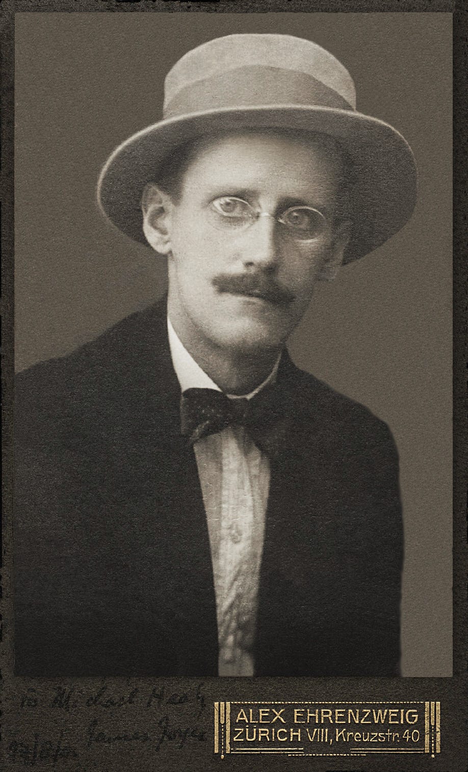 https://upload.wikimedia.org/wikipedia/commons/e/ef/James_Joyce_by_Alex_Ehrenzweig%2C_1915_restored.jpg
