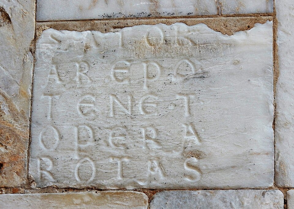 Steinplatte auf der Nordseite des Doms von Siena (13. Jahrhundert)