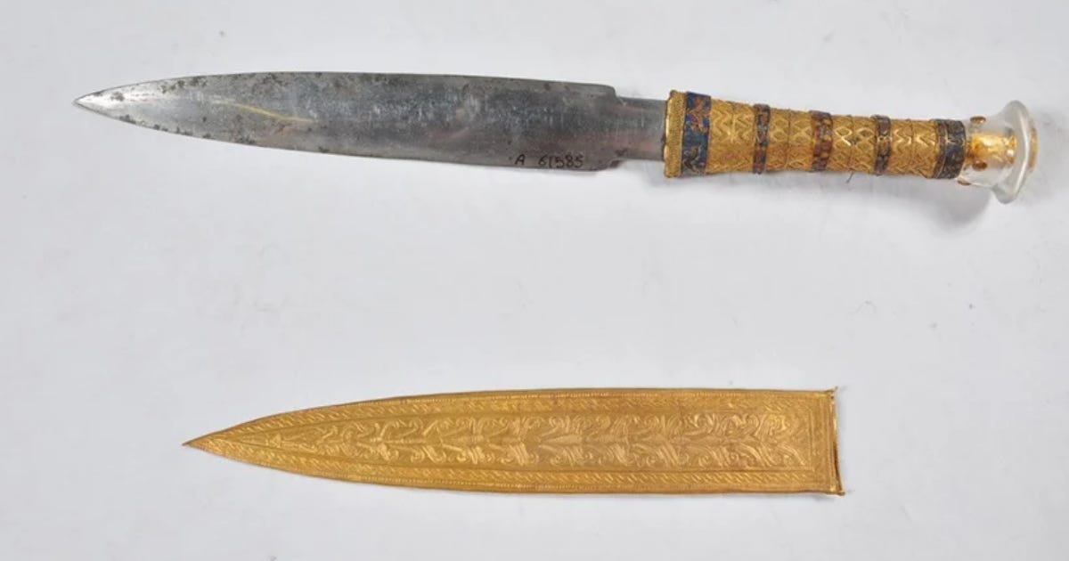 Tutankhamun’s meteoritic iron dagger (JE 61585) beside its gold sheath. The dry conditions in the tomb kept the blade free of rust.