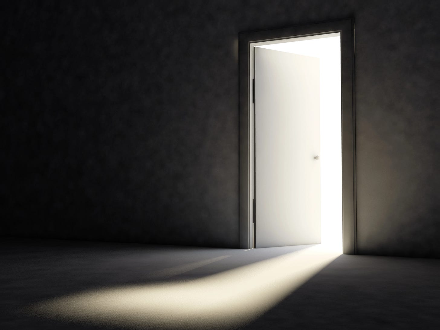 quarto escuro com uma porta aberta dando para outro ambiente com muita claridade. uma parte dessa claridade entra no quarto escuro, mas ele permanece predominantemente escuro.