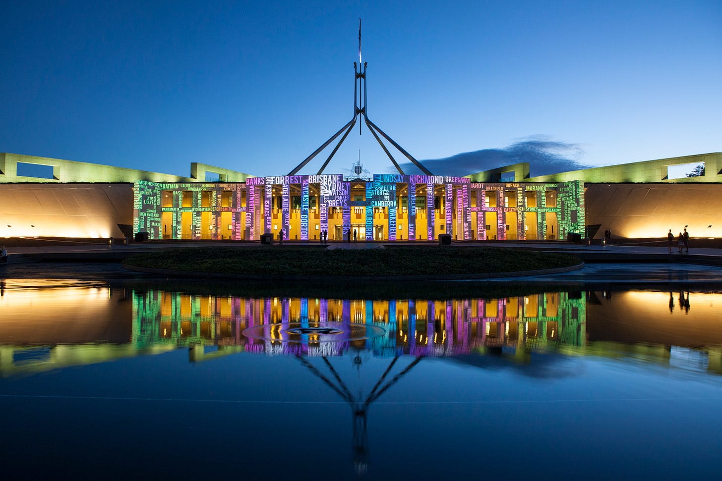 File:Australian Parliament House Enlighten .jpg - Wikimedia Commons