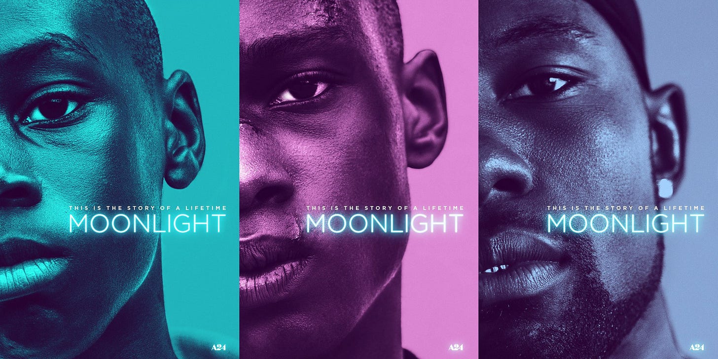 Pôster do filme Moonlight com três retratos de homens em diferentes cores: azul, roxo e vermelho. Cada imagem destaca um rosto, mostrando expressões intensas. Texto central: 'THIS IS THE STORY OF A LIFETIME' e o título 'MOONLIGHT'.