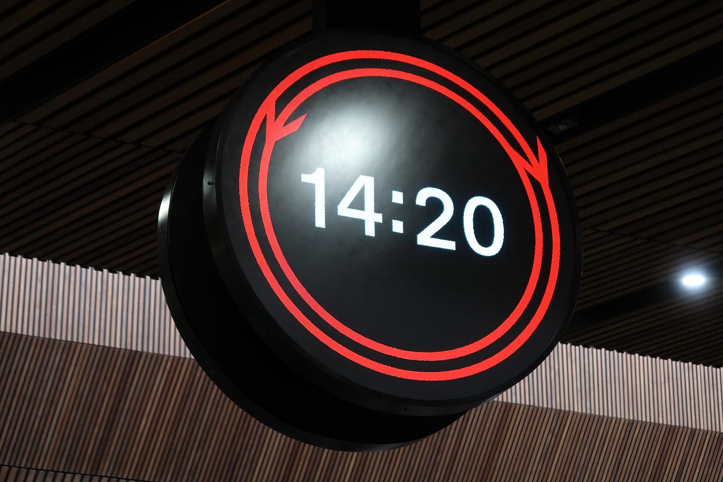 Photo showing the new clock design at London Bridge station, reading 14:20.