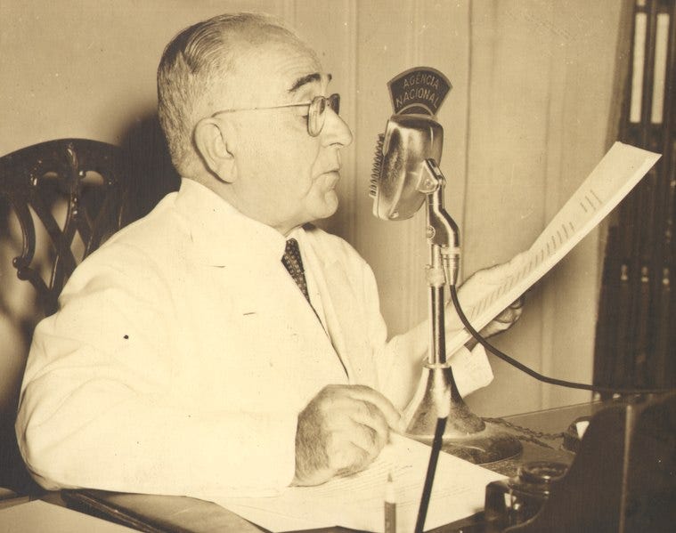 File:Getúlio Vargas faz discurso pelo rádio.tif File:Getúlio Vargas faz discurso pelo rádio.tif