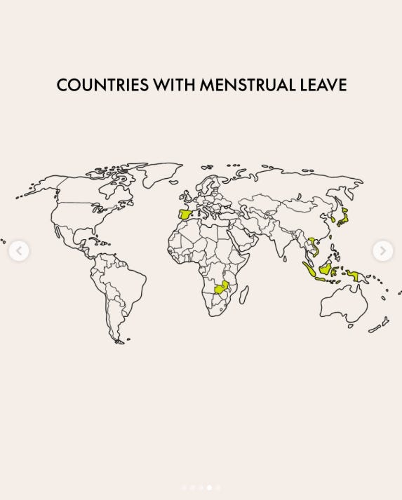 Galleria di quattro mappe che illustrano vari aspetti delle mestruazioni a livello globale. La prima mappa mostra in verde lime tutti i paesi del mondo con il titolo 'Paesi dove vivono le persone che hanno le mestruazioni'. La seconda mappa evidenzia i paesi che non tassano i prodotti mestruali (Canada, Messico, Nicaragua, Colombia, Regno Unito, India, Sudafrica e Australia). La terza mappa illustra i paesi con politiche sul congedo mestruale. La quarta mappa mostra i paesi con normative di sicurezza sui prodotti mestruali (nessun paese è evidenziato).