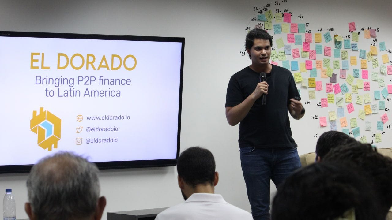 Hombre hablando frente a un público. Hombre hablando frente a un público.