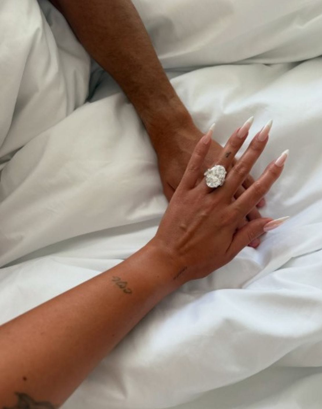 Georgina Rodríguez compartió en sus redes sociales el increíble anillo de compromiso que le regaló Cristiano Ronaldo. Georgina Rodríguez compartió en sus redes sociales el increíble anillo de compromiso que le regaló Cristiano Ronaldo.