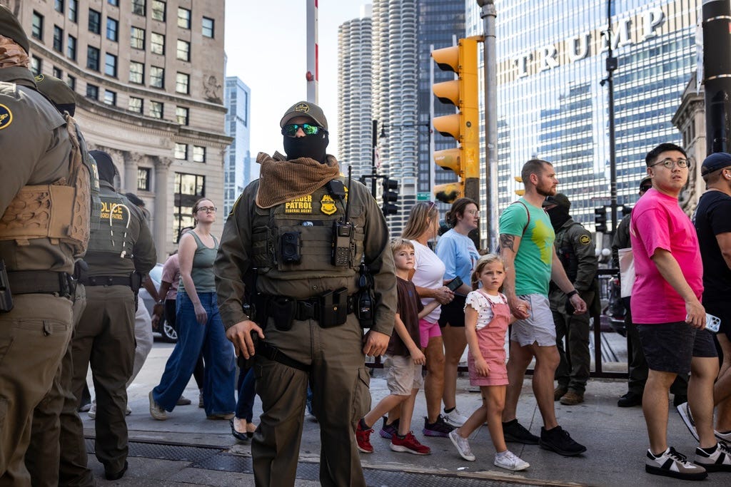federal agents observe crowds in downtown chicago