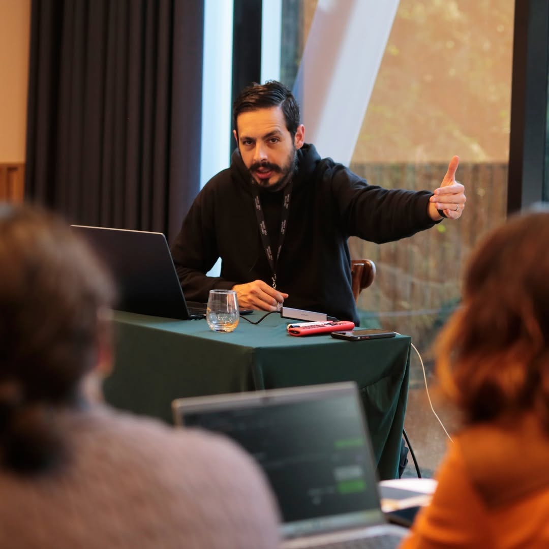 Puede ser una imagen de estudiar