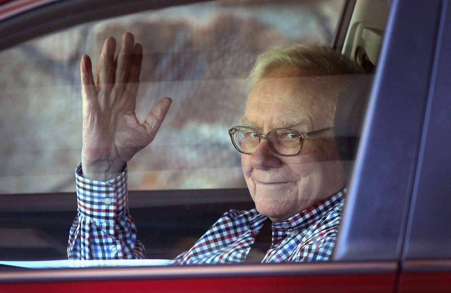 Warren Buffett American Billionaire Waving From Car Photo Wallpaper |  WallpapersOK