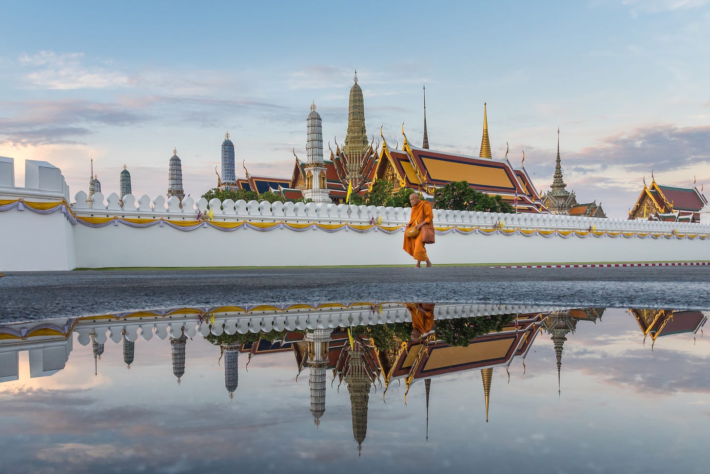 https://upload.wikimedia.org/wikipedia/commons/6/6d/011-Temple_of_the_Emerald_Buddha.jpg https://upload.wikimedia.org/wikipedia/commons/6/6d/011-Temple_of_the_Emerald_Buddha.jpg