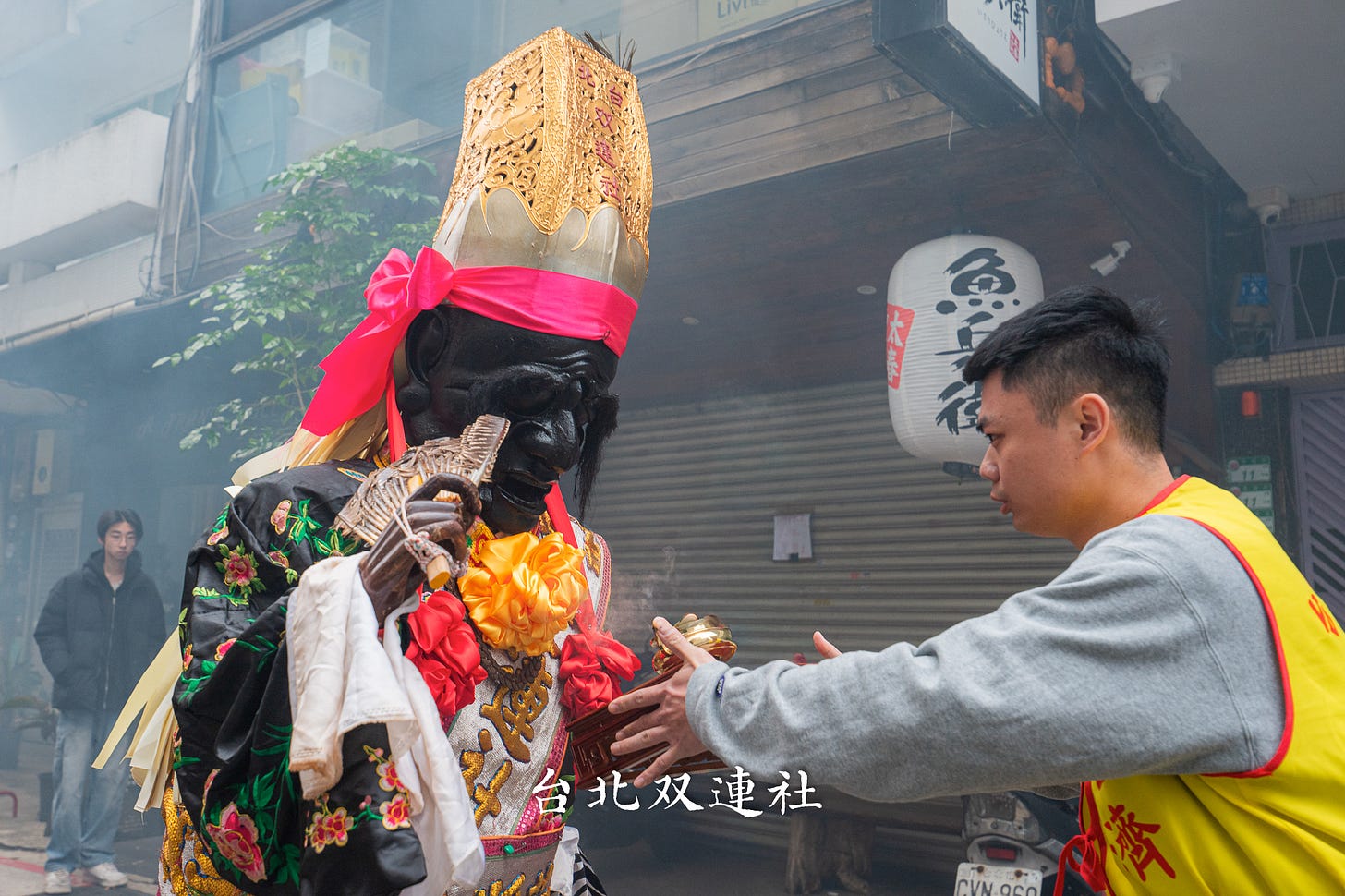 可能是一或多人、火、人群、寺廟和顯示的文字是「あ 北双連社」的圖像