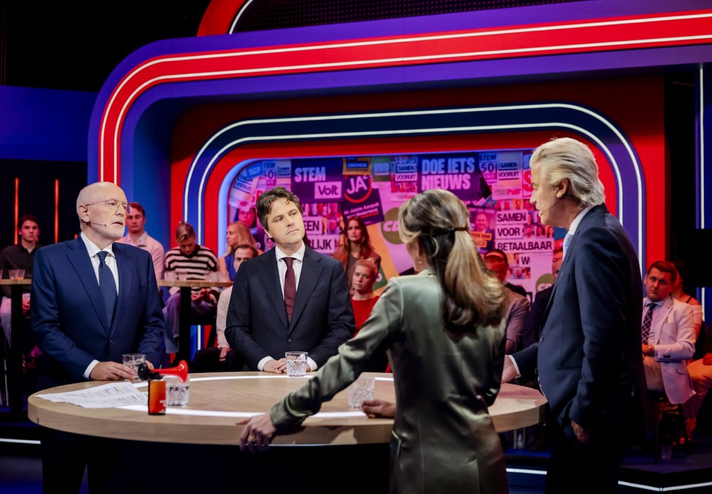 Afbeelding met kleding, pak, persoon, person

Door AI gegenereerde inhoud is mogelijk onjuist.