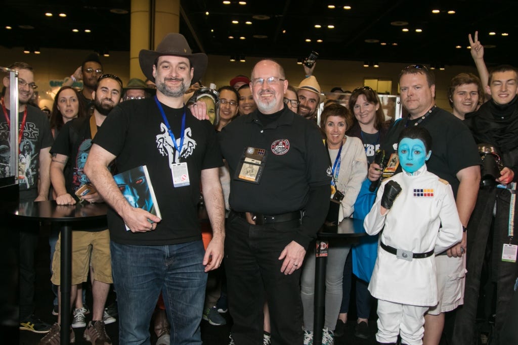 Grand-Admiral-Thrawn-Figure-Reveal-Tim-Zahn-Dave-Filoni-cosplayer.jpg (1024×683)