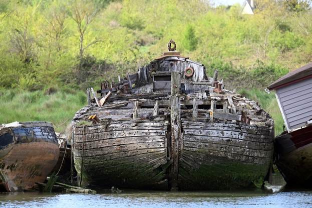 A boat on the water

AI-generated content may be incorrect.