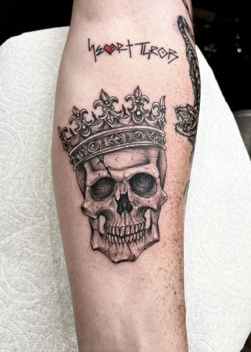 Tatouage tête de mort avec couronne Los Angeles