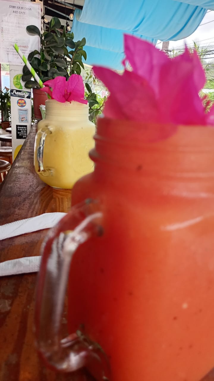 Smoothie con flores de Santa Rita - flores comestibles en la cocina