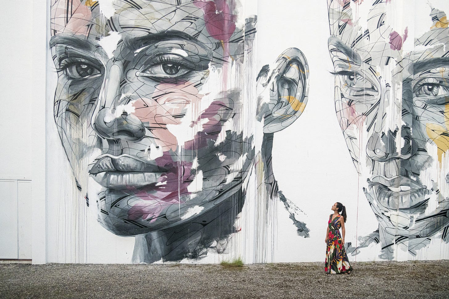 Street-Art Decazeville - Artiste MTO Je suis ressorti de l'église Notre-Dame sans avoir prié, du moins pas au sens où l'on prie pour demander quelque chose que l'on n'a pas ; j'y avais seulement regardé, longuement et sans hâte, quatorze toiles peintes pour une autre Passion que celle de cette ville particulière, et qui pourtant lui allaient comme un vêtement qu'on n'avait jamais taillé spécifiquement pour elle mais qui, par un hasard singulier de l'histoire, s'y ajuste presque parfaitement. Ces toiles ne furent reconnues, classées, nommées avec certitude, qu'un siècle entier après leur exécution silencieuse, Gustave Moreau ayant souhaité les laisser anonymes. Peut-être Decazeville attend-elle, elle aussi, sa propre reconnaissance différée, encore incomplète, non celle d'un saint patron officiel ni celle d'un fondateur dont on célébrerait la statue, mais celle, plus modeste et sans doute plus juste au fond, d'un peuple qui a porté sans l'avoir choisie une croix qui n'était pas la sienne à l'origine, et qui commence aujourd'hui, mur après mur, fresque après fresque, à en écrire enfin l'histoire de sa propre main. Voyage en terres d’espoir - Decazeville - Artiste Alexandre Hopare Monteiro Street-Art Decazeville - Artiste MTO Je suis ressorti de l'église Notre-Dame sans avoir prié, du moins pas au sens où l'on prie pour demander quelque chose que l'on n'a pas ; j'y avais seulement regardé, longuement et sans hâte, quatorze toiles peintes pour une autre Passion que celle de cette ville particulière, et qui pourtant lui allaient comme un vêtement qu'on n'avait jamais taillé spécifiquement pour elle mais qui, par un hasard singulier de l'histoire, s'y ajuste presque parfaitement. Ces toiles ne furent reconnues, classées, nommées avec certitude, qu'un siècle entier après leur exécution silencieuse, Gustave Moreau ayant souhaité les laisser anonymes. Peut-être Decazeville attend-elle, elle aussi, sa propre reconnaissance différée, encore incomplète, non celle d'un saint patron officiel ni celle d'un fondateur dont on célébrerait la statue, mais celle, plus modeste et sans doute plus juste au fond, d'un peuple qui a porté sans l'avoir choisie une croix qui n'était pas la sienne à l'origine, et qui commence aujourd'hui, mur après mur, fresque après fresque, à en écrire enfin l'histoire de sa propre main. Voyage en terres d’espoir - Decazeville - Artiste Alexandre Hopare Monteiro