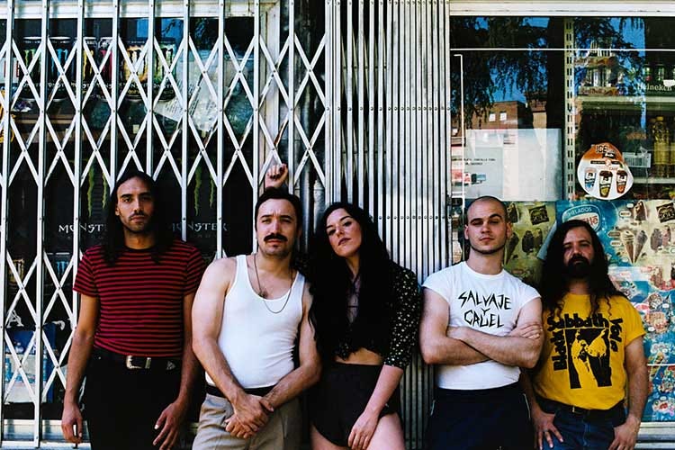 Ya puedes ver y escuchar “Farolero”, la primera canción de Brava