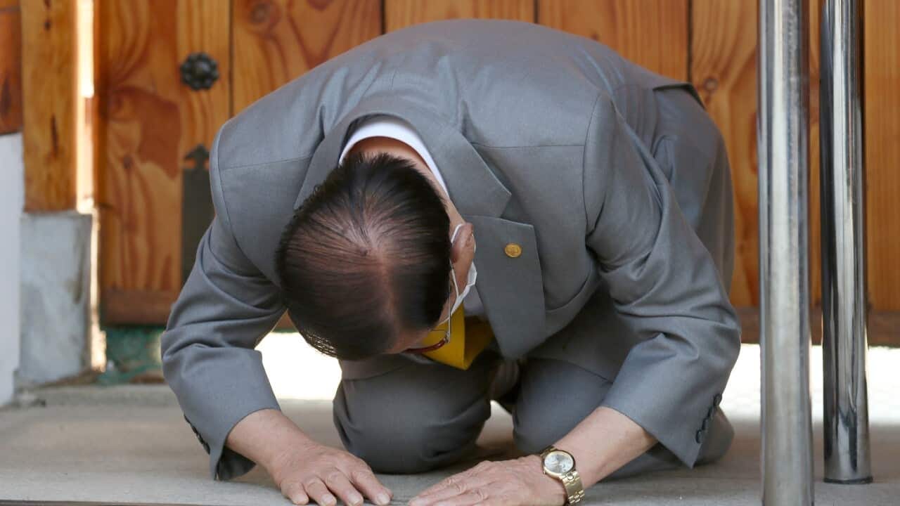 On hands and knees, leader of church at centre of South Korea's coronavirus outbreak apologises | SBS News On hands and knees, leader of church at centre of South Korea's coronavirus outbreak apologises | SBS News