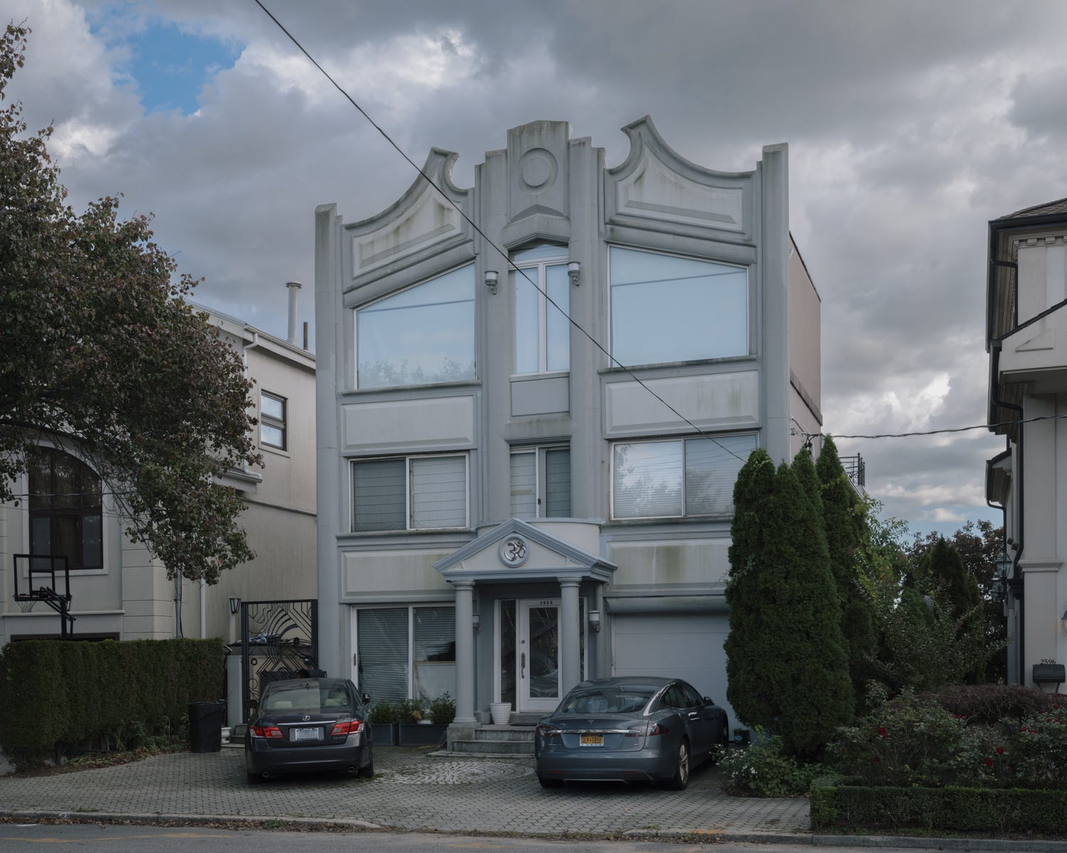 Large modern house, Mill Basin