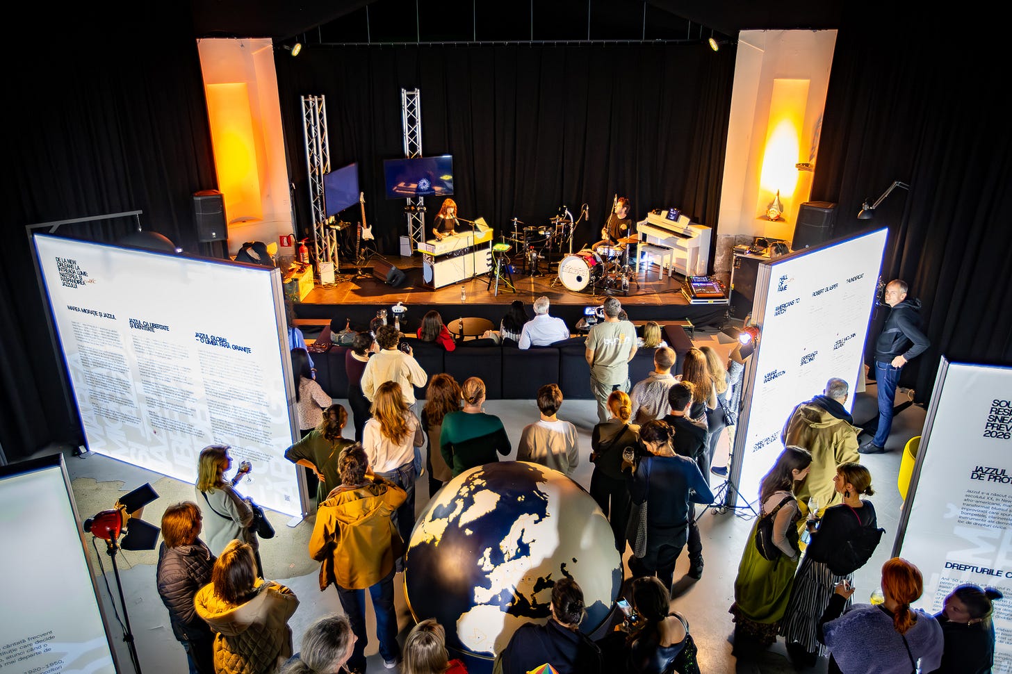 Ar putea fi o imagine cu iluminat, mulţime şi text Ar putea fi o imagine cu iluminat, mulţime şi text