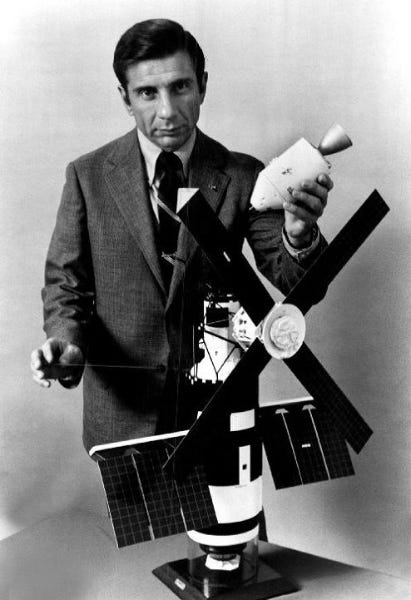 Jules Bergman of ABC News poses with a model of Skylab, 1973. (Credit: unknown)