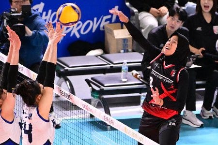 La volleyeuse indonésienne Megawati Hangestri Pertiwi, en plein service La volleyeuse indonésienne Megawati Hangestri Pertiwi, en plein service