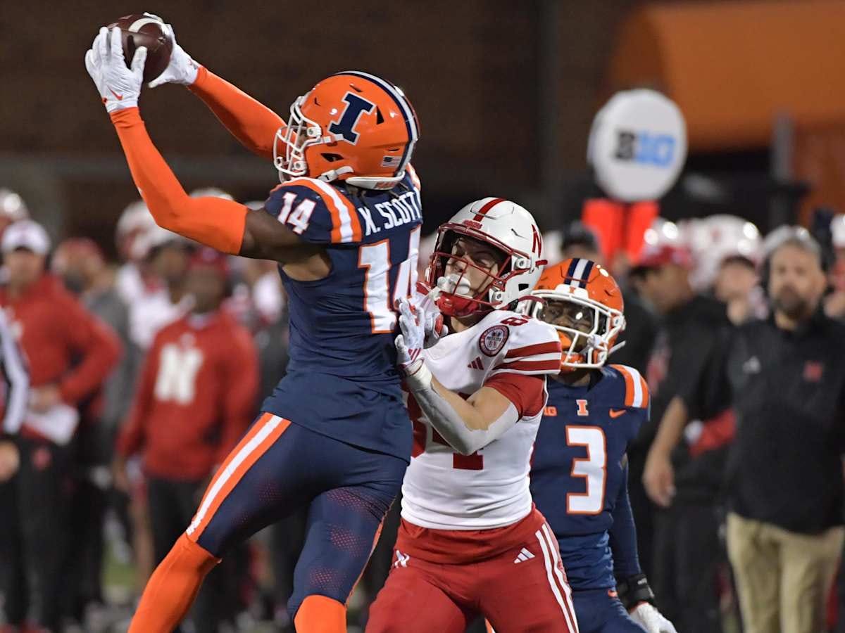 Xavier Scott put Illinois football on his back in the first half against  Kansas