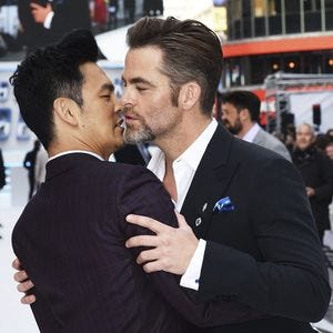john cho sulu gay kiss on star trek beyond chris pine john cho sulu gay kiss on star trek beyond chris pine
