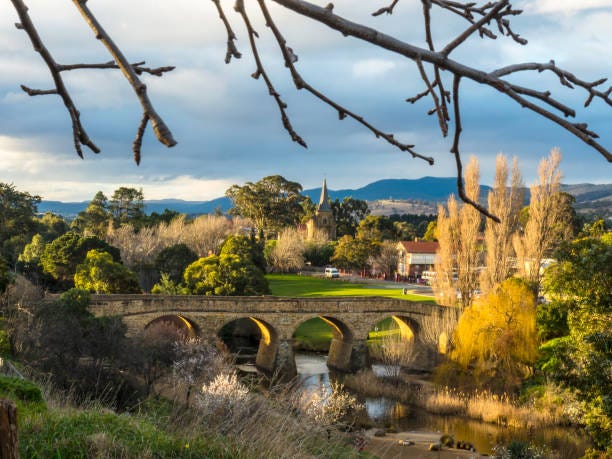 Richmond bridge in the background of the village. The Richmond bridge in the background of the village. richmond tasmania stock pictures, royalty-free photos & images Richmond bridge in the background of the village. The Richmond bridge in the background of the village. richmond tasmania stock pictures, royalty-free photos & images