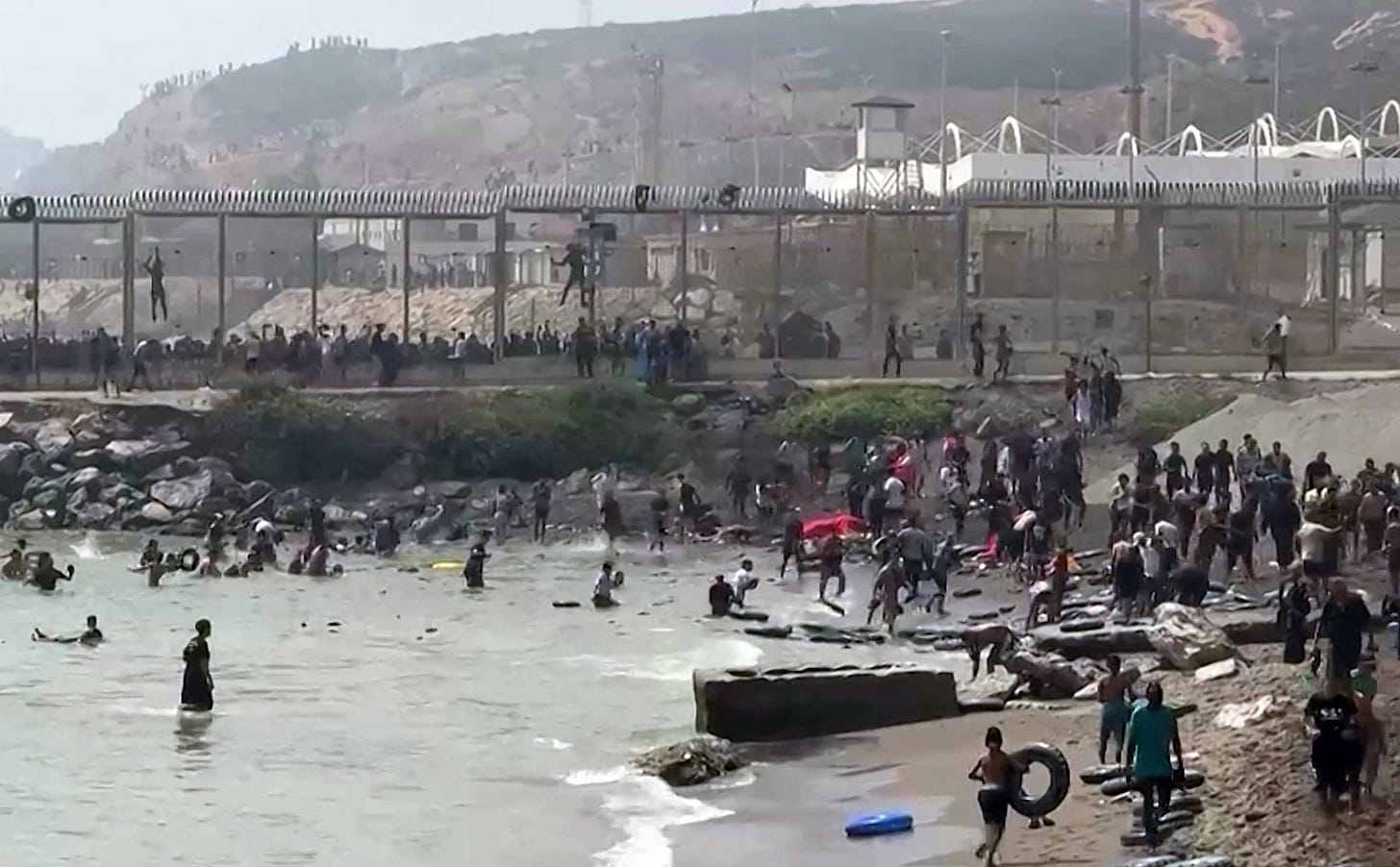 Ceuta sotto assedio: migliaia di migranti arrivano a nuoto, diversi i morti  - Ticinonline