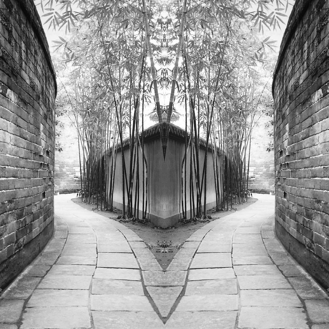 Wuhou Shrine in Chengdu (with vertical symmetry).