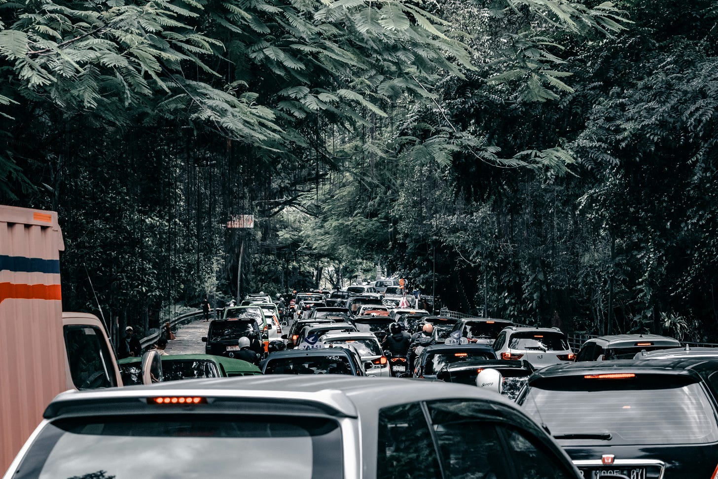 Alt: bottlenecked cars.  Photo by elwis musa tambuwun on Unsplash Alt: bottlenecked cars.  Photo by elwis musa tambuwun on Unsplash