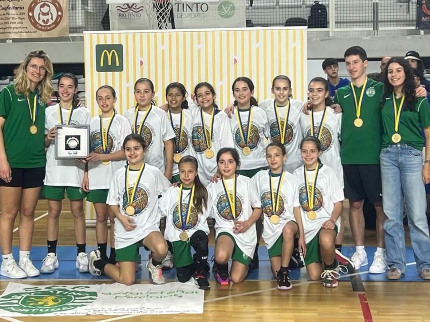 Pode ser uma imagem de 14 pessoas, pessoas a jogar basquetebol, pessoas a jogar voleibol e a texto